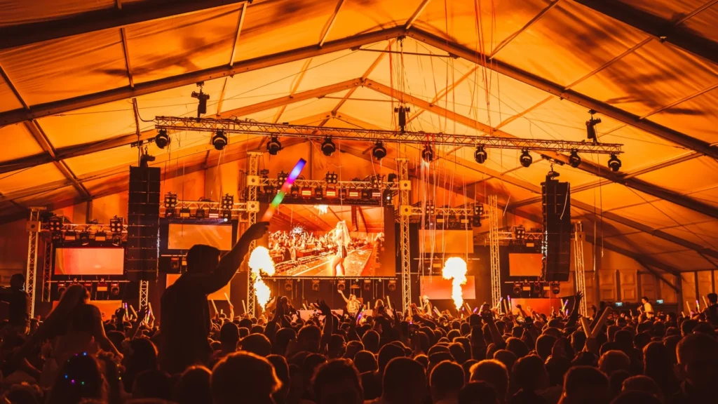 Bühne mit Licht und LED-Flächen bei der Fricke Party 2026